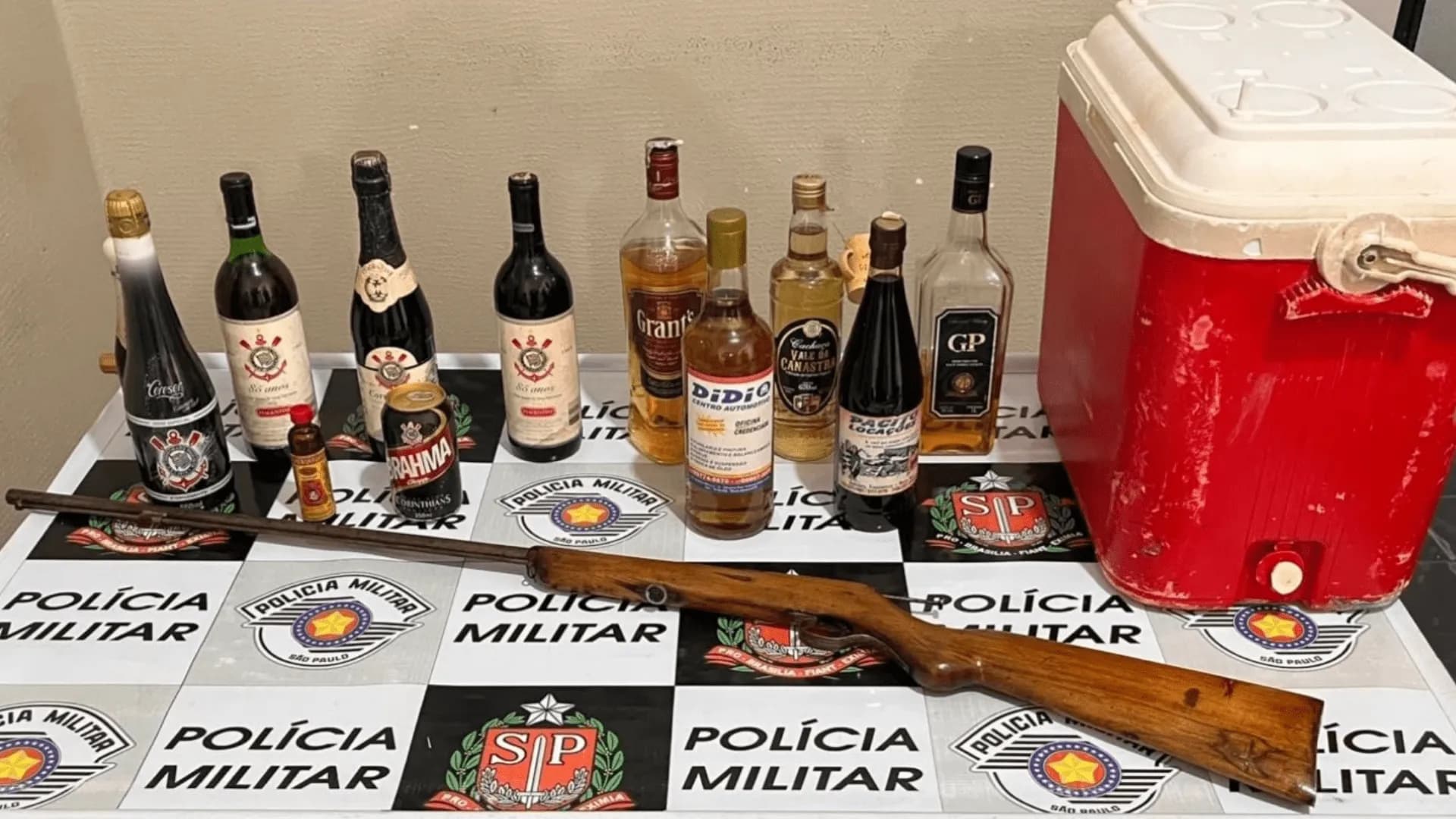 HOMEM É PRESO AO CAMINHAR ARMADO COM ESPINGARDA FURTADA EM PRESIDENTE VENCESLAU