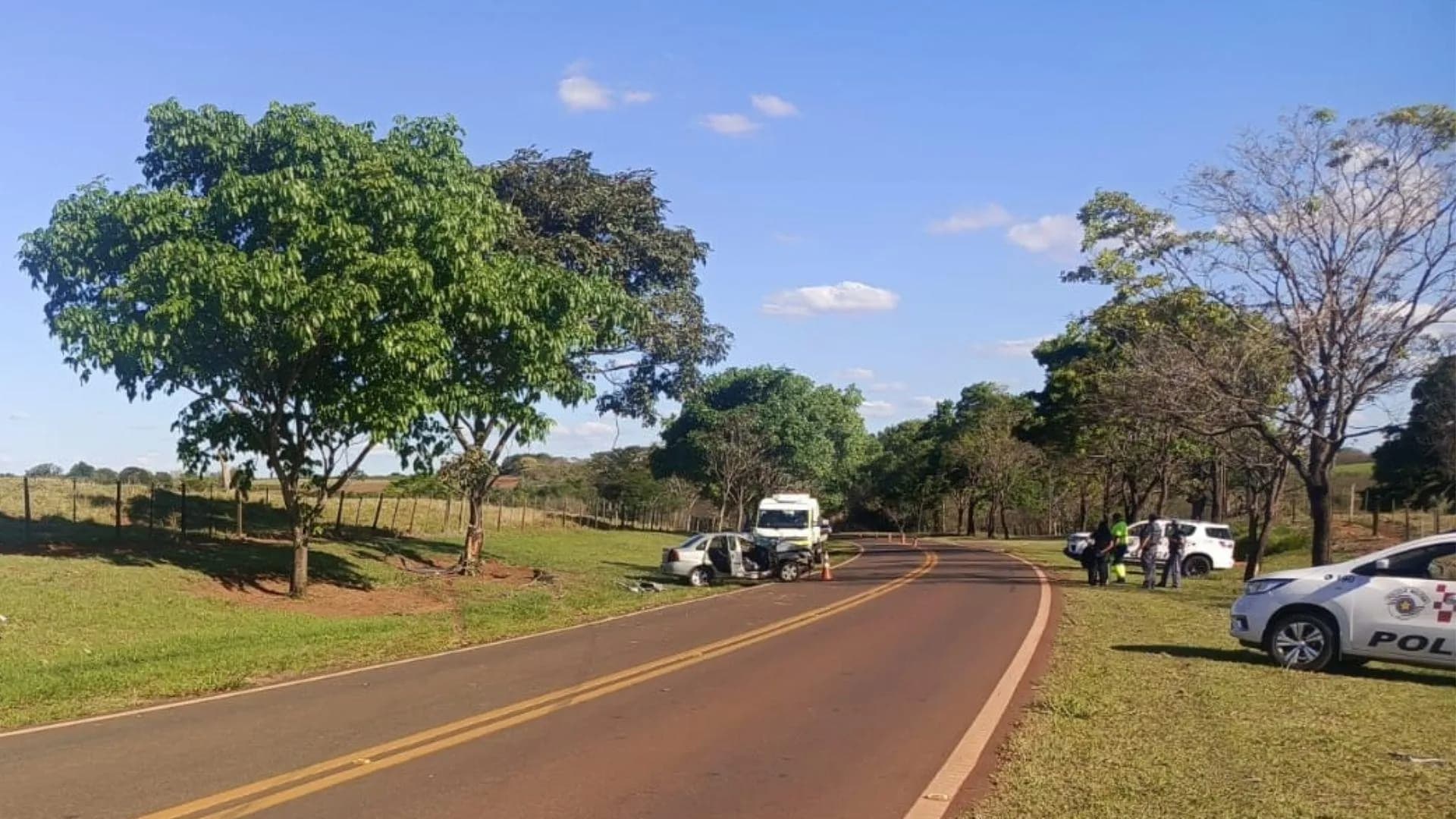 COLISÃO CONTRA ÁRVORE EM VICINAL DE SÃO JOÃO DO PAU D’ALHO RESULTA NA MORTE DE PASSAGEIRA DE 42 ANOS