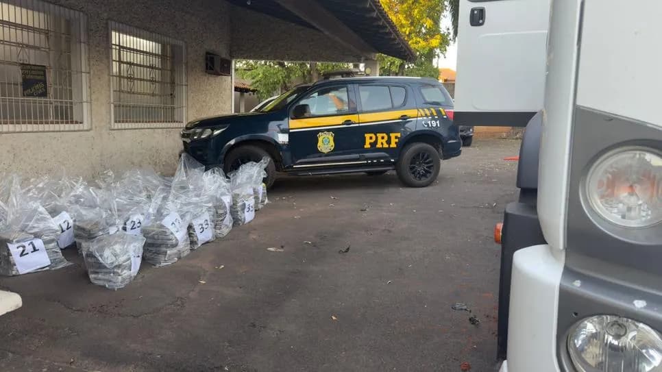 QUATRO PESSOAS DE UMA MESMA FAMÍLIA SÃO PRESAS COM QUASE 550 KG DE COCAÍNA NA RODOVIA DA INTEGRAÇÃO