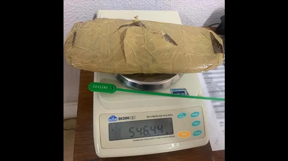 CADELA PANDORA, DA POLÍCIA MILITAR, ENCONTRA TABLETE DE CRACK ESCONDIDO DENTRO DE FOGÃO EM IMÓVEL DA PRUDENCO NO JARDIM MARACANÃ, EM PRESIDENTE PRUDENTE