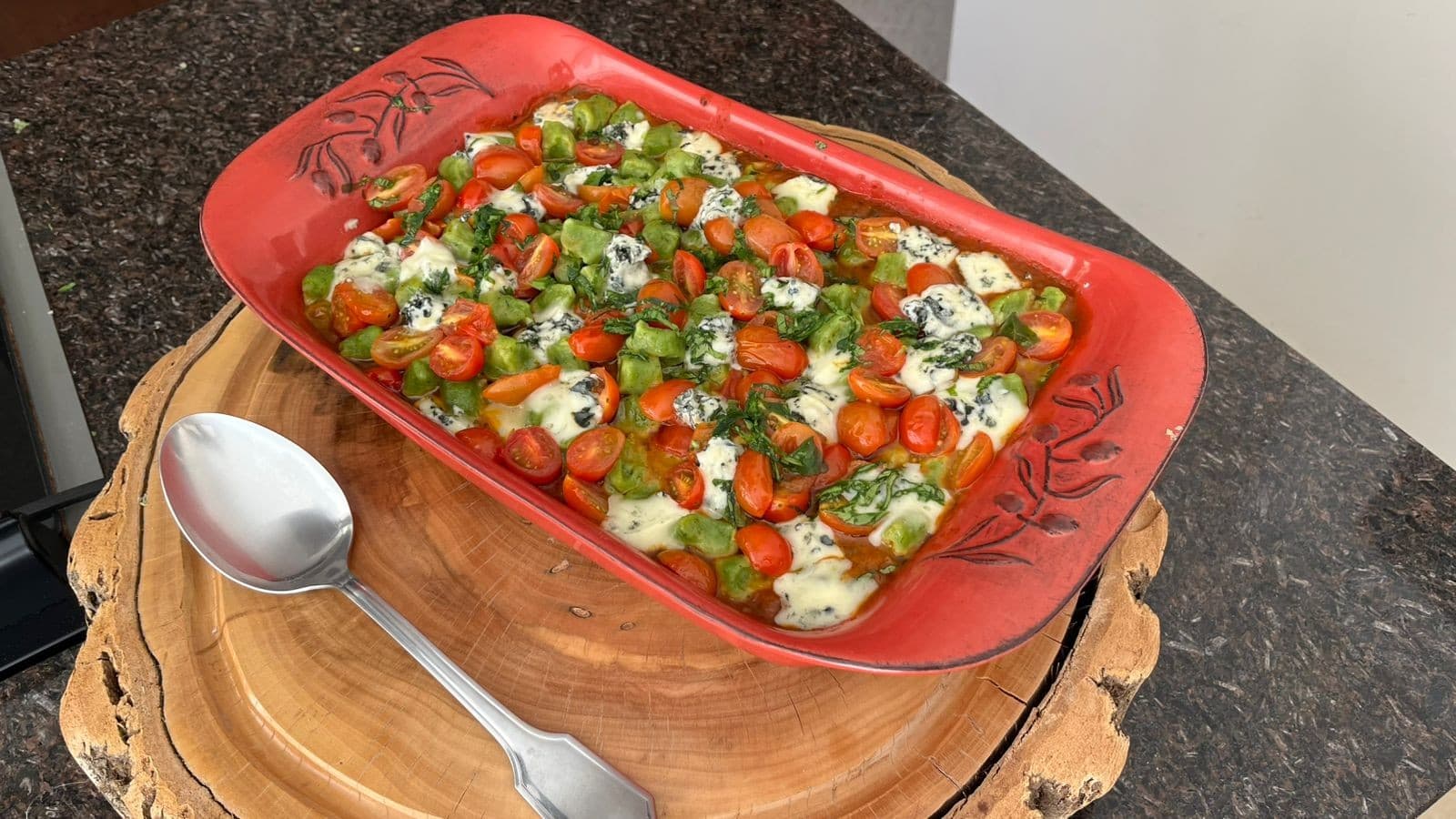 CHEF DE COZINHA CRIA PREPARO ÚNICO DE NHOQUE DE GORGONZOLA COM RÚCULA E ENSINA PASSO A PASSO